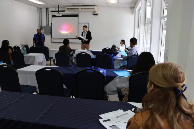 PDH capacita y entrega insumos a voluntarios de Universidad Da Vinci de Guatemala